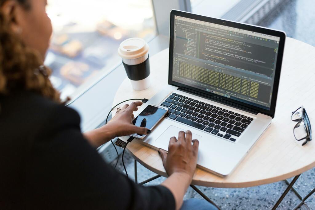 ordinateur de développeur web avec affichage de code html